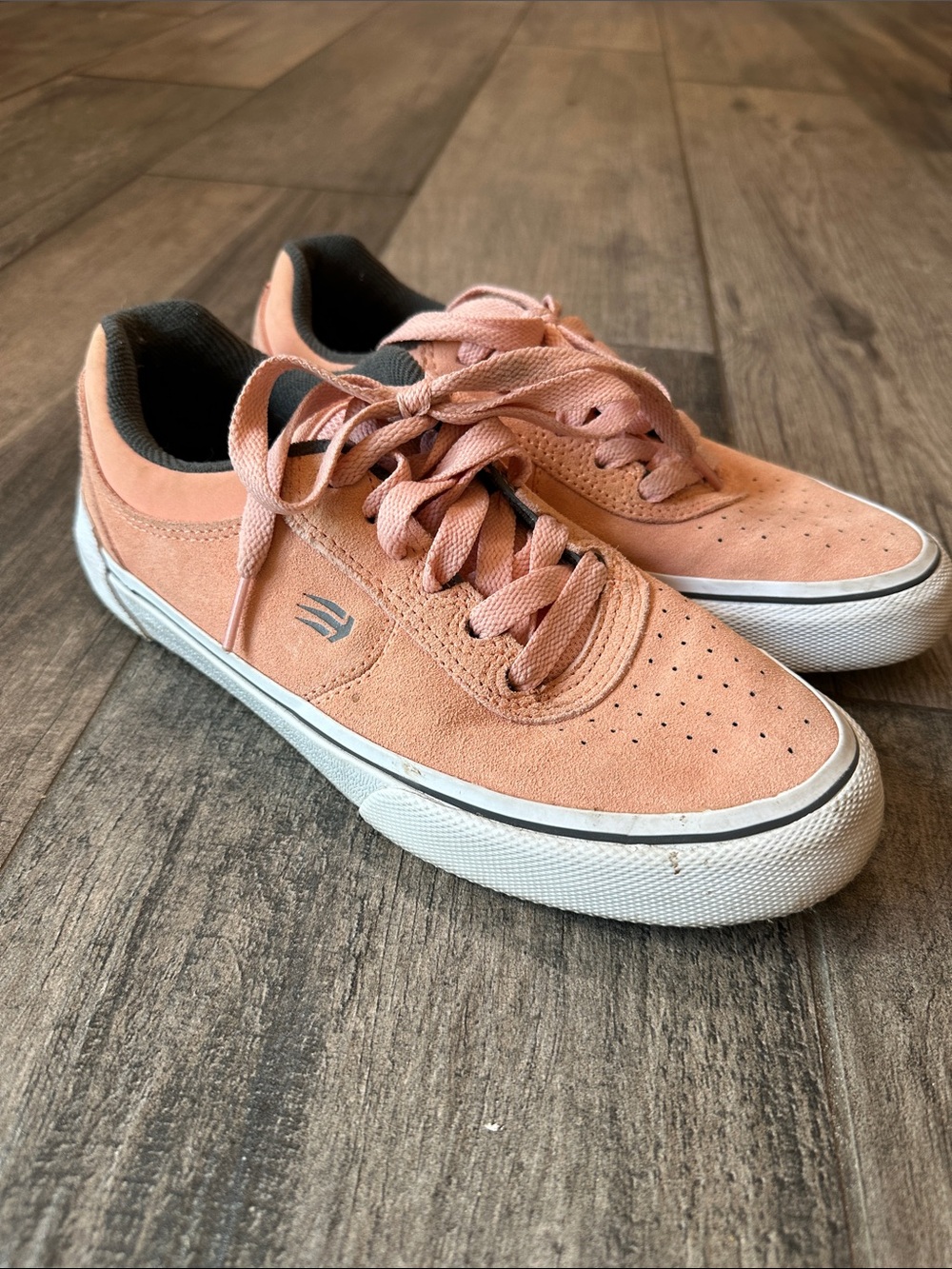 Etnies Peach Suede Low-Top Skate Sneakers